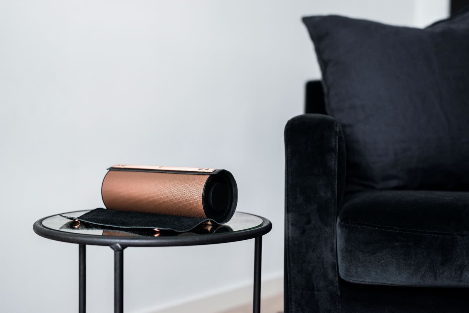 LEMUS Vintage på et sidebord ved en svart sofa